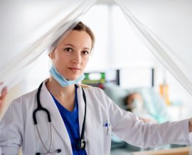 portrait-of-doctor-in-quarantine-in-hospital-coron-7DH6QT3.jpg